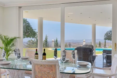 Colina del Mar, un Magnífico Jardín con Piscina y Maravillosas Vistas Отели рядом с достопримечательностью «Бенальмаденский парк бабочек»