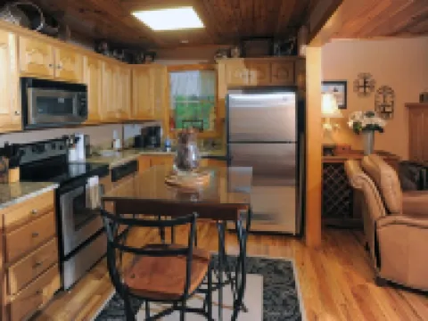 COOL COTTAGE AT 4800 FT  SLEEPS 8. GOOGLE MAP IS NOT CORRECT 10 MILES TO B ROCK Hotels in Blowing Rock