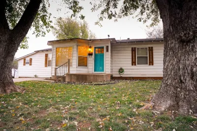 La Casa Zia - cozy home within walking distance of historic downtown Guthrie.