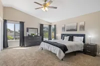 Spacious 5-bedroom house in delightful Bakersfield with AC, WiFi, Pet Friendly โรงแรมในเบเกอร์สฟีลด์