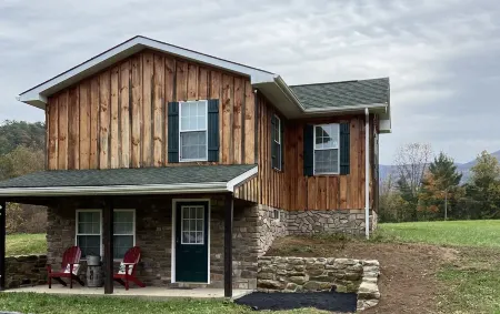 Cabin Fever in the foothills of the Blue Ridge Mountains Отели рядом с достопримечательностью «Скайленд»