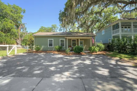 Fishcamp on 14th - Renovated & Walkable in Port Royal w/ Pool