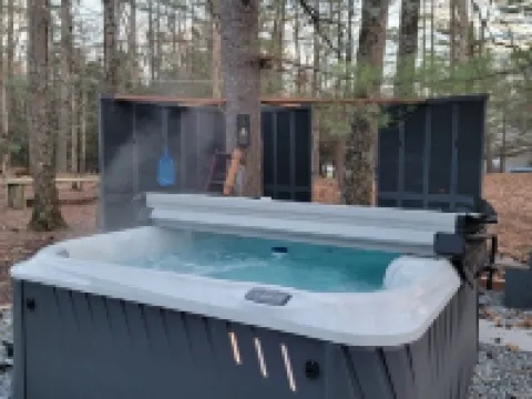 Modern Chalet with Hot Tub & Fire Pit at Lake Wallenpaupack 帕爾邁拉酒店