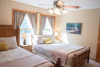 Kingsville Lodge Private Retreathot tub, pond, boats, gameroom, + more