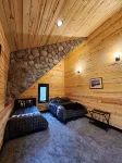 Bear Paw Cabin on the lake, with private water access, quiet getaway sleeps 10
