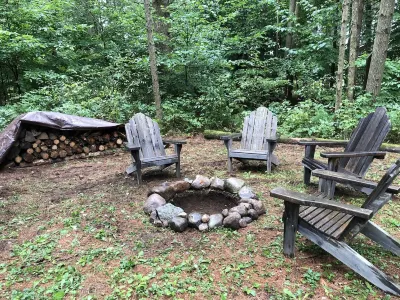 Location! Walking distance to Coach Light, Pine Tree, General Store and the Inn.
