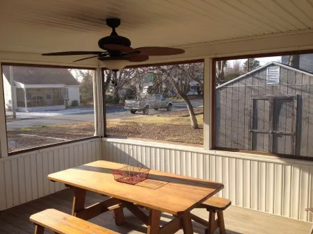 Duck's Delight - Pet friendly rentals within walking distance to Maddox Blvd!