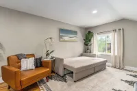 The Loft on 13th~Modern & Cozy!