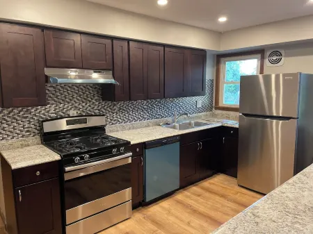 Charming remodeled 2-bedroom furnished home in safe, delightful Menomonee Falls Отели рядом с достопримечательностью «Парк Виллидж»