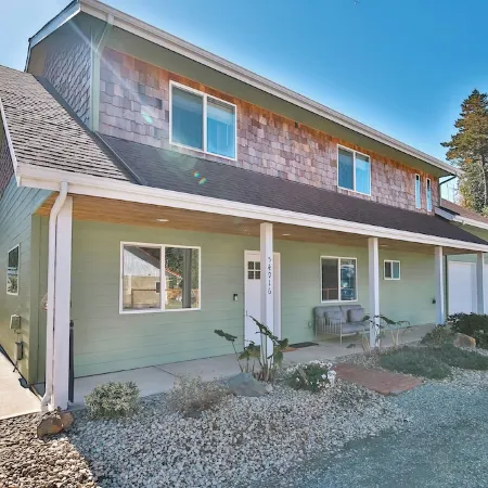 Caddy Shack Chateau- Spacious 4 bd/3.5b+Game Room, only 6 miles to Bandon Dunes!