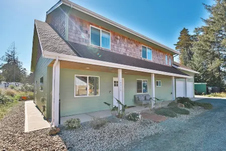 Caddy Shack Chateau- Spacious 4 bd/3.5b+Game Room, only 6 miles to Bandon Dunes!