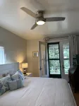 Heart of Oak Bluffs, No Car Needed! Ocean Views, Walk to Everywhere!