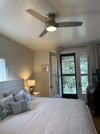 Heart of Oak Bluffs, No Car Needed! Ocean Views, Walk to Everywhere!