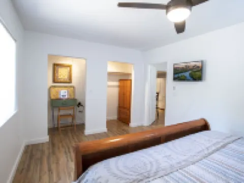 Roadside at 'Bout DAM Time - Cozy Lakeside Cabin, Nature Retreat, & Brew Pub! Hotels in Buchanan Dam