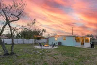 Sunshine Daydream Beach Bungalow. Walk to Beach! Great for Families! Firepit! - 2-Star
