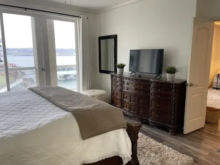 Updated Lands End Upscale Condo - Sleeps 9