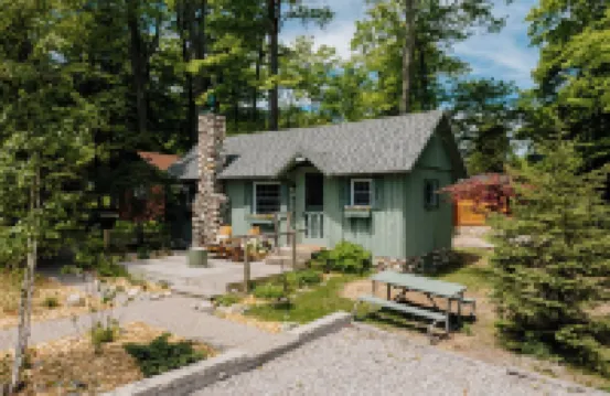 NEW cozy cottage a short walk to Northport and Lake Michigan!