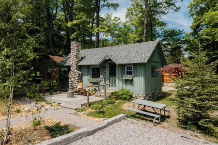 NEW cozy cottage a short walk to Northport and Lake Michigan!