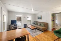 Stowe Lofts-Cozy 2-bedroom condo, peaceful, 5 minutes to Stowe, Fast WiFi Hotels in Morristown