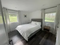Newly renovated spacious private farmhouse 5 min from lake.