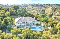 Amazing 3600sf Fallbrook San Diego Retreat near Golfing,Wineries,Wedding Venues Hotel dekat Golf at Pala Mesa Resort