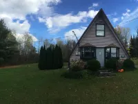 A-framed Adirondack cottage near Great Sacandaga Lake Hotele w: Fulton County