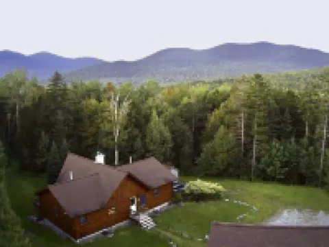 Cozy Vermont Log Cabin Chalet Only Minutes from Jay Peak 蒙哥馬利酒店