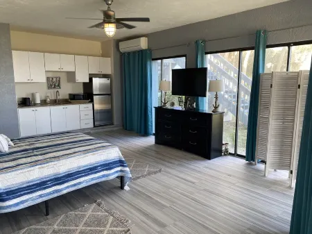 Waterfront Studio Apartment Отели в г. Грант-Валкария