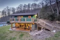 Relaxing Hot Tub by Creek, Fire Pit Near Smokey Mountain National Park Отели рядом с достопримечательностью «Santa's Land Fun Park & Zoo»