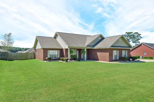 Beautifully decorated residential home just 3 miles to Ft. Rucker Army Base