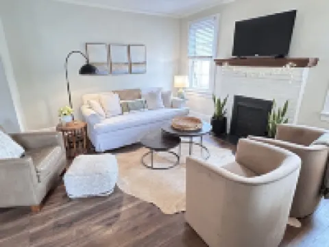 Cozy Elmwood bungalow in quiet neighborhood close to USC, hospitals & downtown