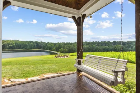 Beautiful Relaxing House w a private lake joining the Mammoth Cave National Park
