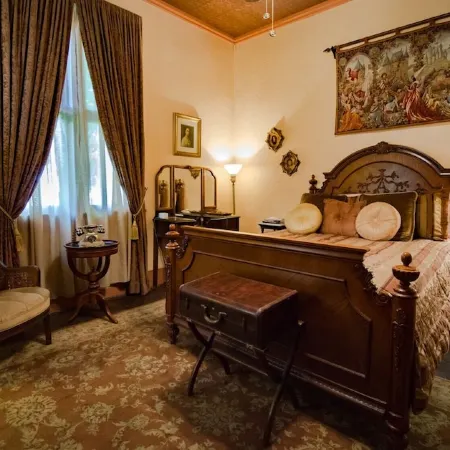 Downtown, Free wine, Courtyard, Porches, 1885, Keyless, Private