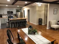 Cozy cottage with pool, walking distance to lake