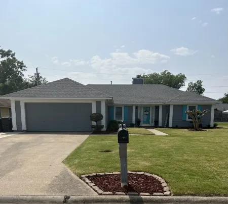 Farmhouse Decorated Southern Style home, Centrally located in quiet neighborhood