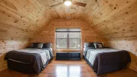 Beautiful River Front Cabin with Mountain views