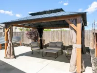 Serenity, a tranquil 4-bed, 3-bath home minutes away from UC Merced. 머시드 호텔