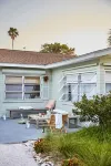 Stylish, and Relaxing in a Charming Neighbourhood with a Secluded Local Beach. Hôtels à proximité de : James H. Nance Park
