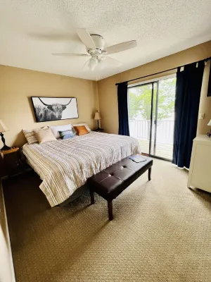 LAKE TIME @ THIS SPACIOUS HOUSE ON THE WATER + BOAT+SWIM+RELAX+GREAT AMMENITIES Hotel a Adair Township