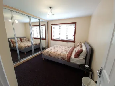 London Luxury 6 Bedroom Large House with 3 Bathrooms  Free Parking Close to Tube Hotels near Wanstead