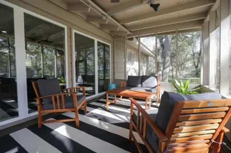 Charming 3-BDR East Austin Retreat with Spacious Backyard Отели рядом с достопримечательностью «Остин Хинду Темпл & Комм Сентер»