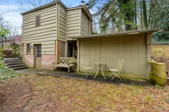 Cozy cottage minutes from downtown Asheville with a countryside feel