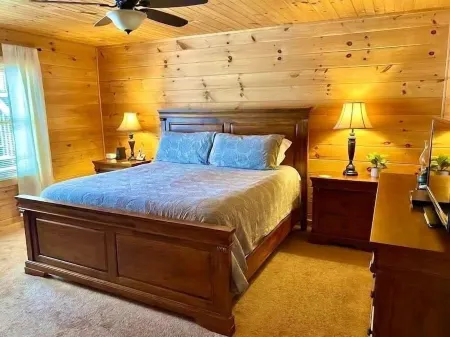 Blue Moon Lodge: Reconnect with Family and Friends with Room to Spread Out!