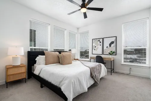 Luxury Townhome: Peloton, WiFi, Hot Tub, Mtn Views