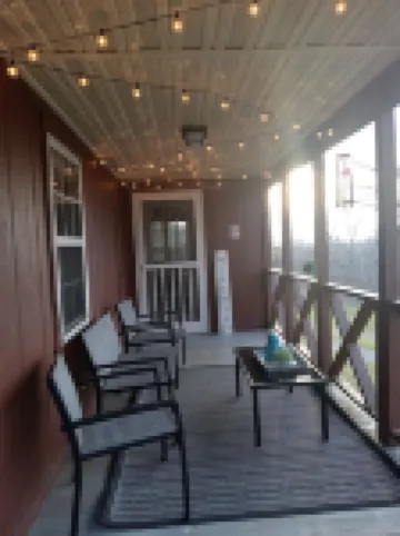 Secluded Magnolia Cabin & Hot Tub