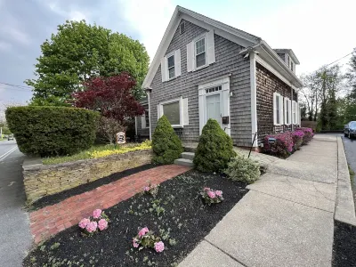 Newly remodeled home - Close to beaches, Main Street and Ferry to the Islands Hotels near Cape bloom