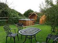 Found at the foot of Roundway Hill with it's own secluded garden. Pet friendly.