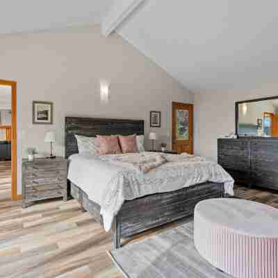 Renovated home w/ breathtaking views of the bay and new hot tub Rooms
