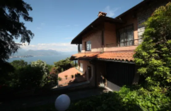 Detached villa with wonderful views of Lake Maggiore