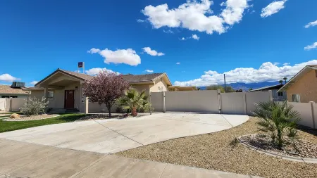 Desert Pool Retreat Отели рядом с достопримечательностью «Splash Pad»